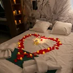 Love Room Du Mont D\'Or - Baignoire Spa - Minibar Offert