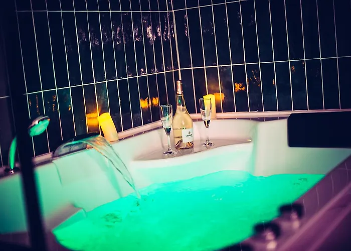 Love Room Du Mont D\'Or - Baignoire Spa - Minibar Offert