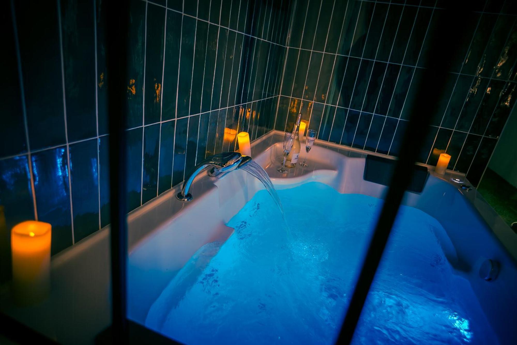Du Mont D'or - Baignoire - Minibar Offert Love hotel *