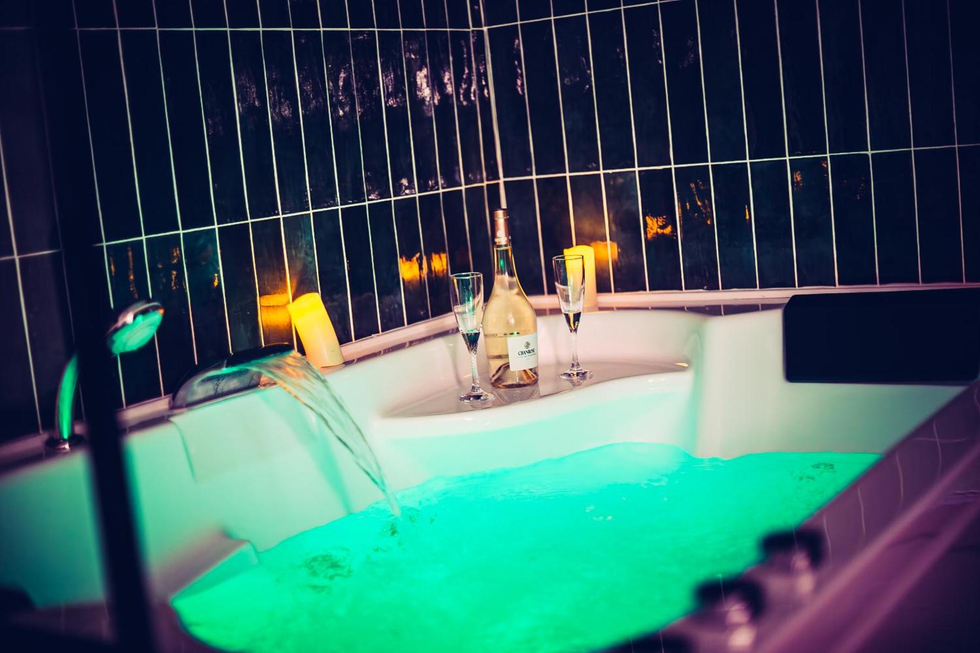 Liebeshotel Du Mont D'or - Baignoire - Minibar Offert *